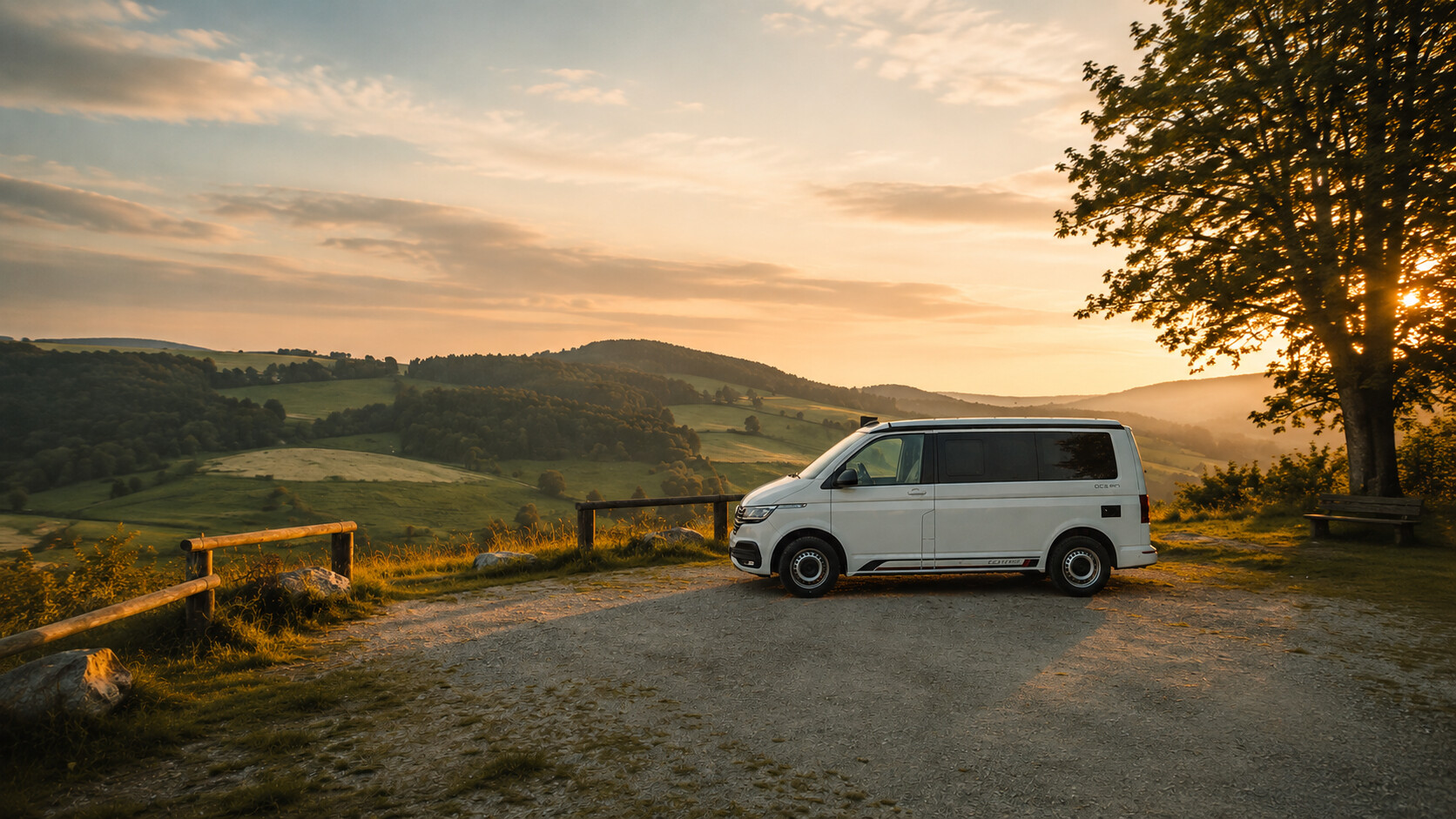 Weißer Campingbus allein auf einem stillen Stellplatz im Abendlicht der Schwäbischen Alb