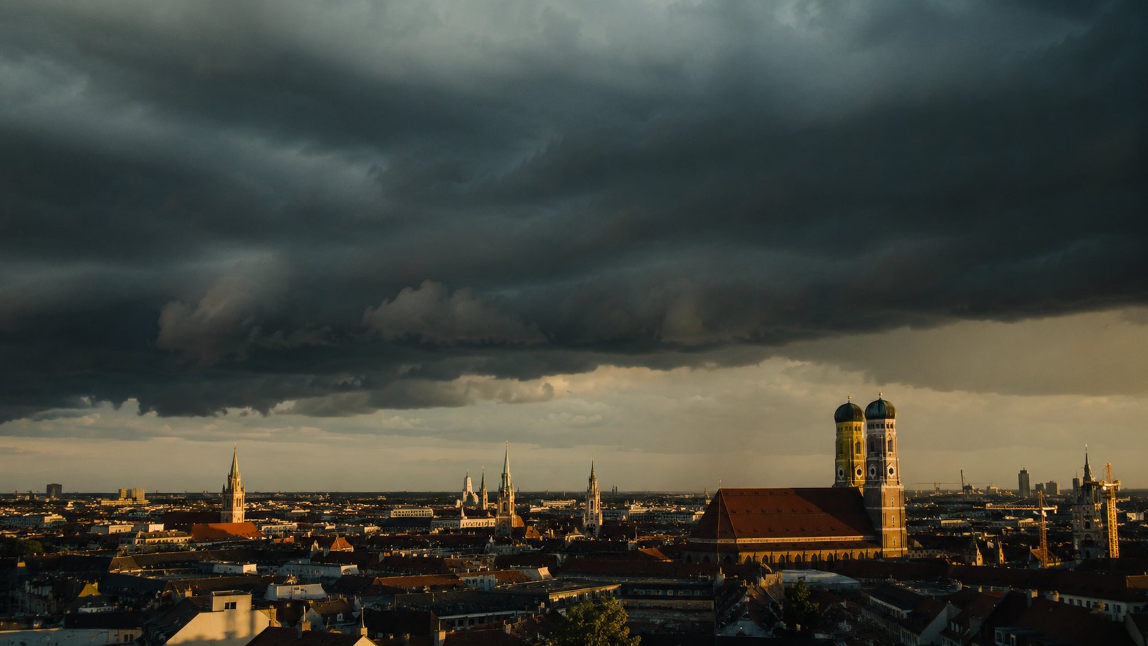 Gewitterwolken ziehen über der Stadt auf