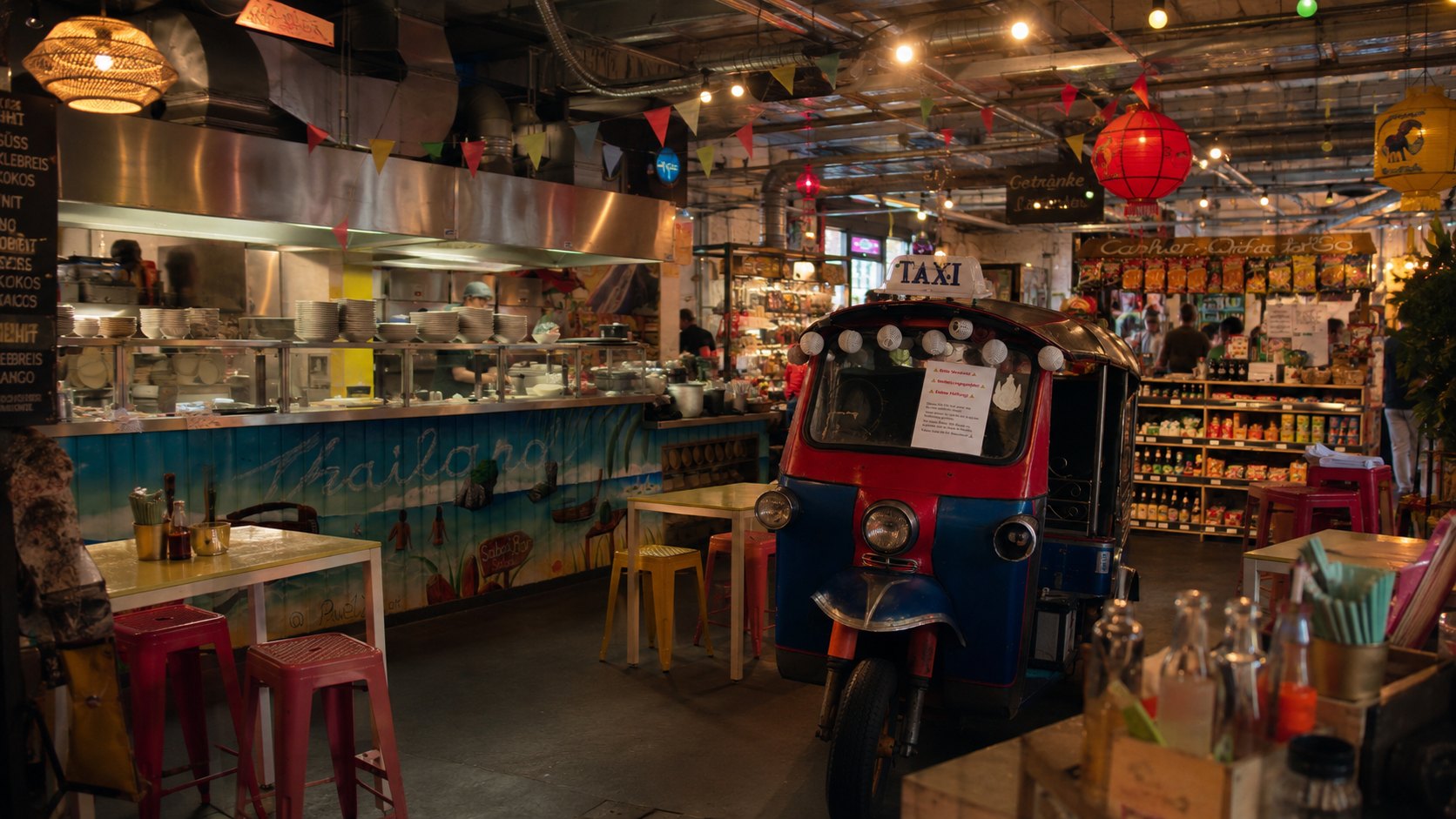 Thai-Food-Markt mit Tuk-Tuk mitten in München