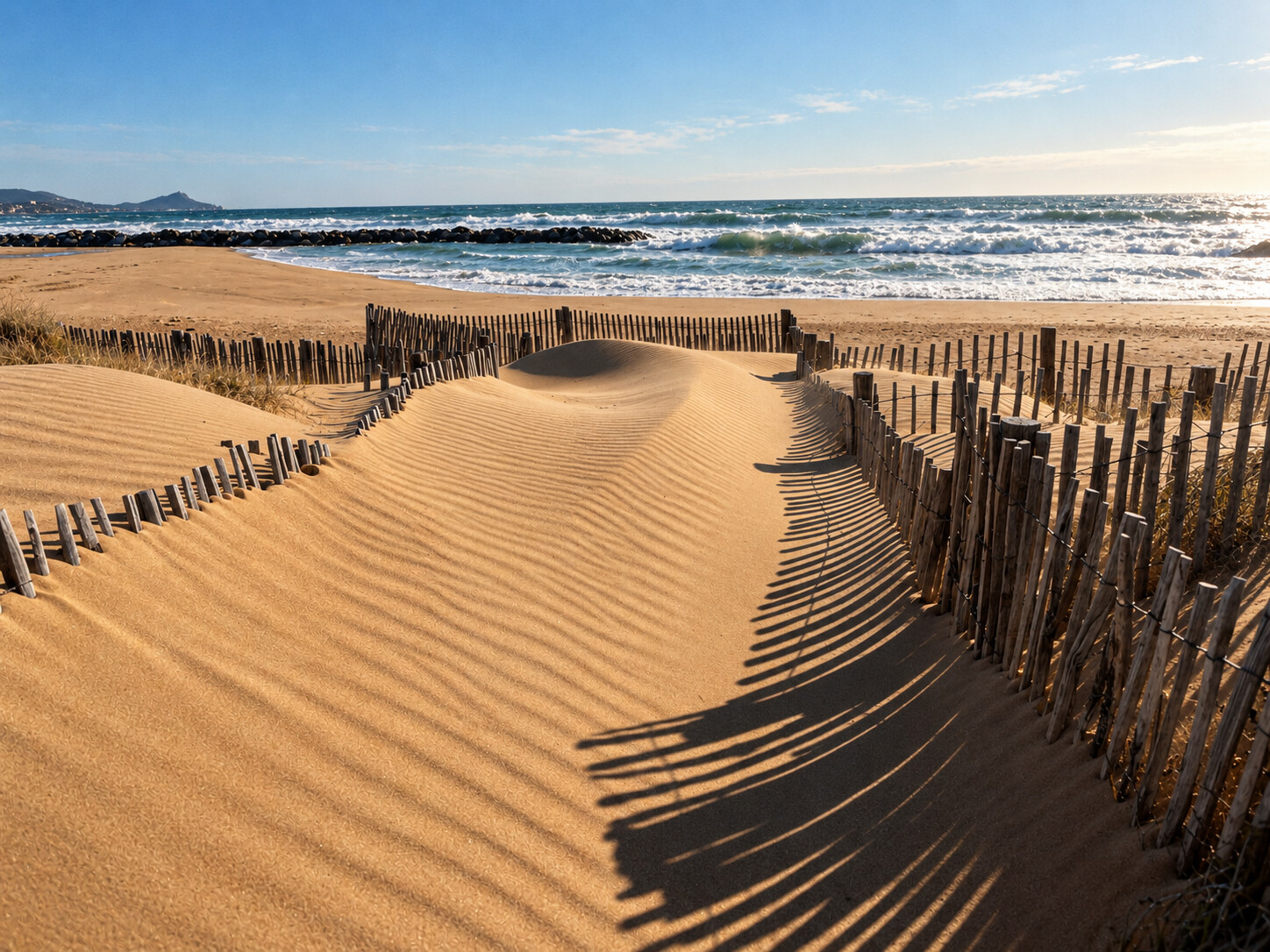 Einsamer weltberühmter Strand im Winterlicht mit einem einzelnen Campingbus