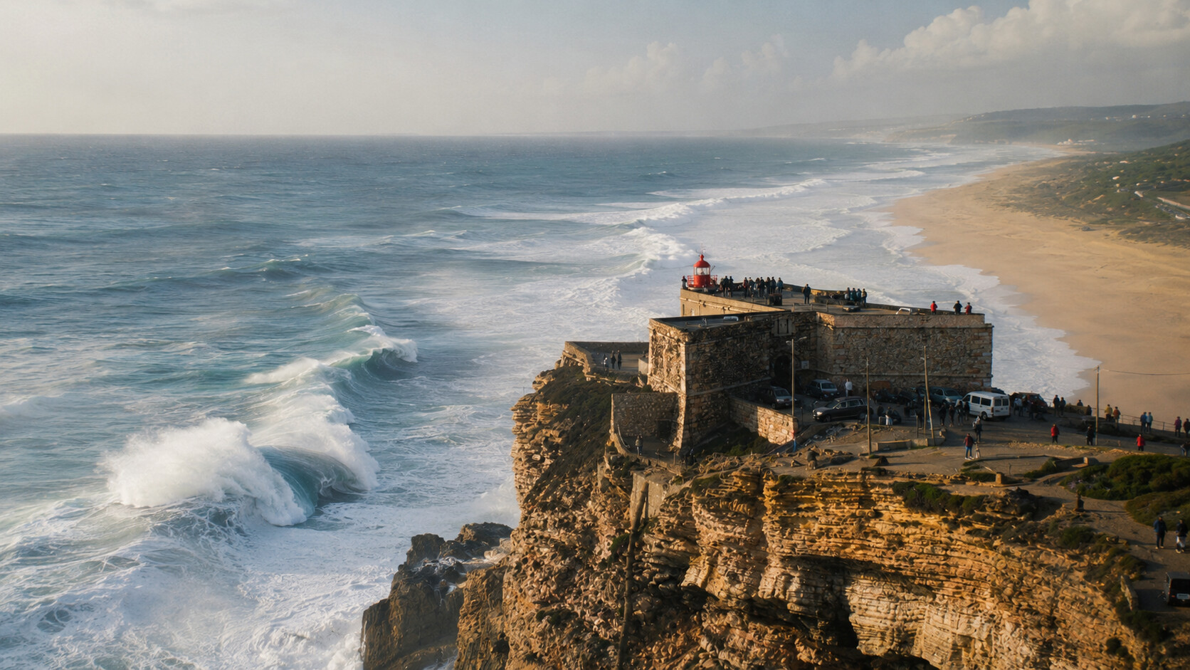 Roter Leuchtturm auf dem Fort von Nazaré über der tosenden Praia do Norte