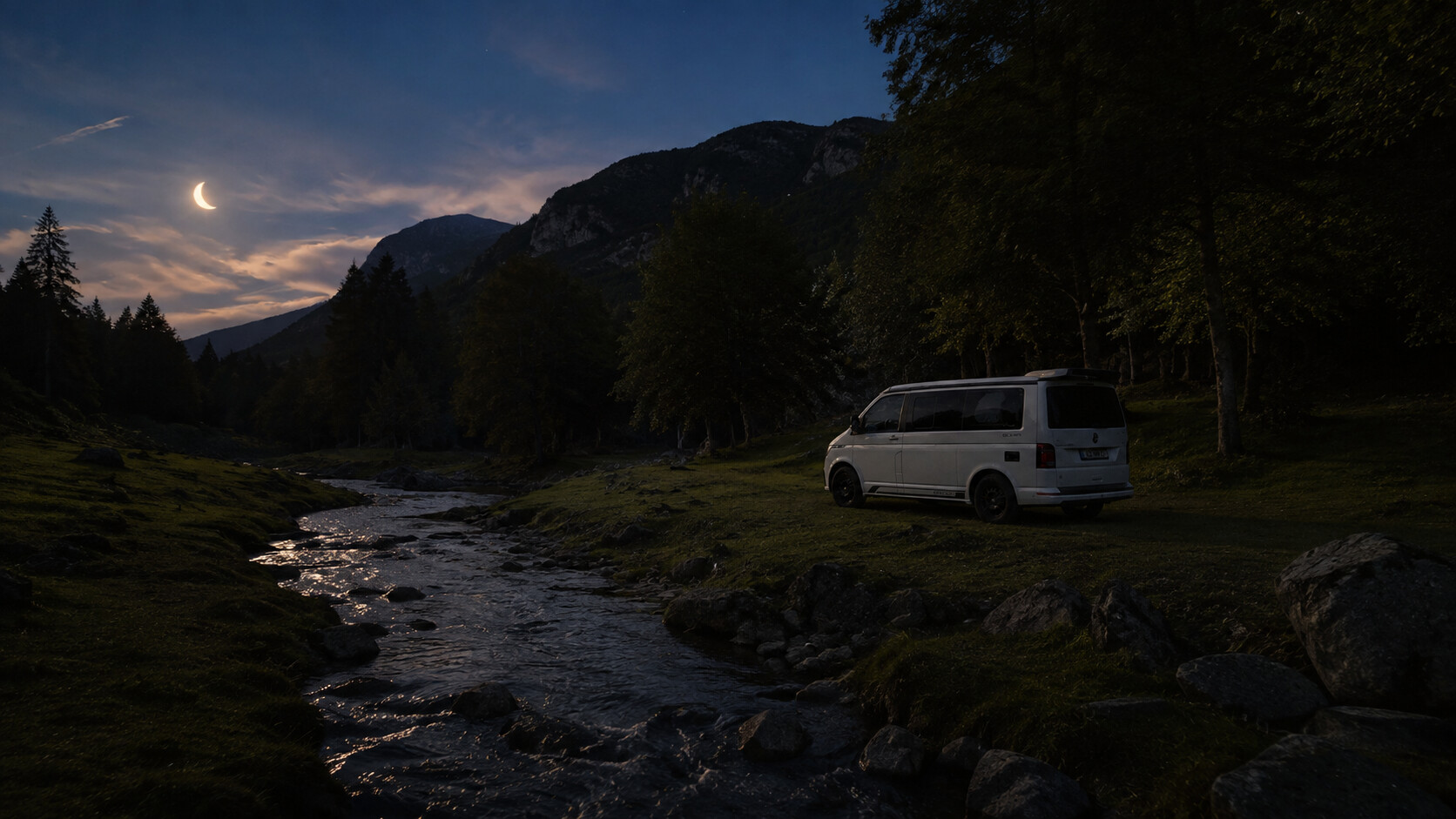 Grünes Tal mit Bach im Mondlicht, ein Campingbus zwischen den Bäumen
