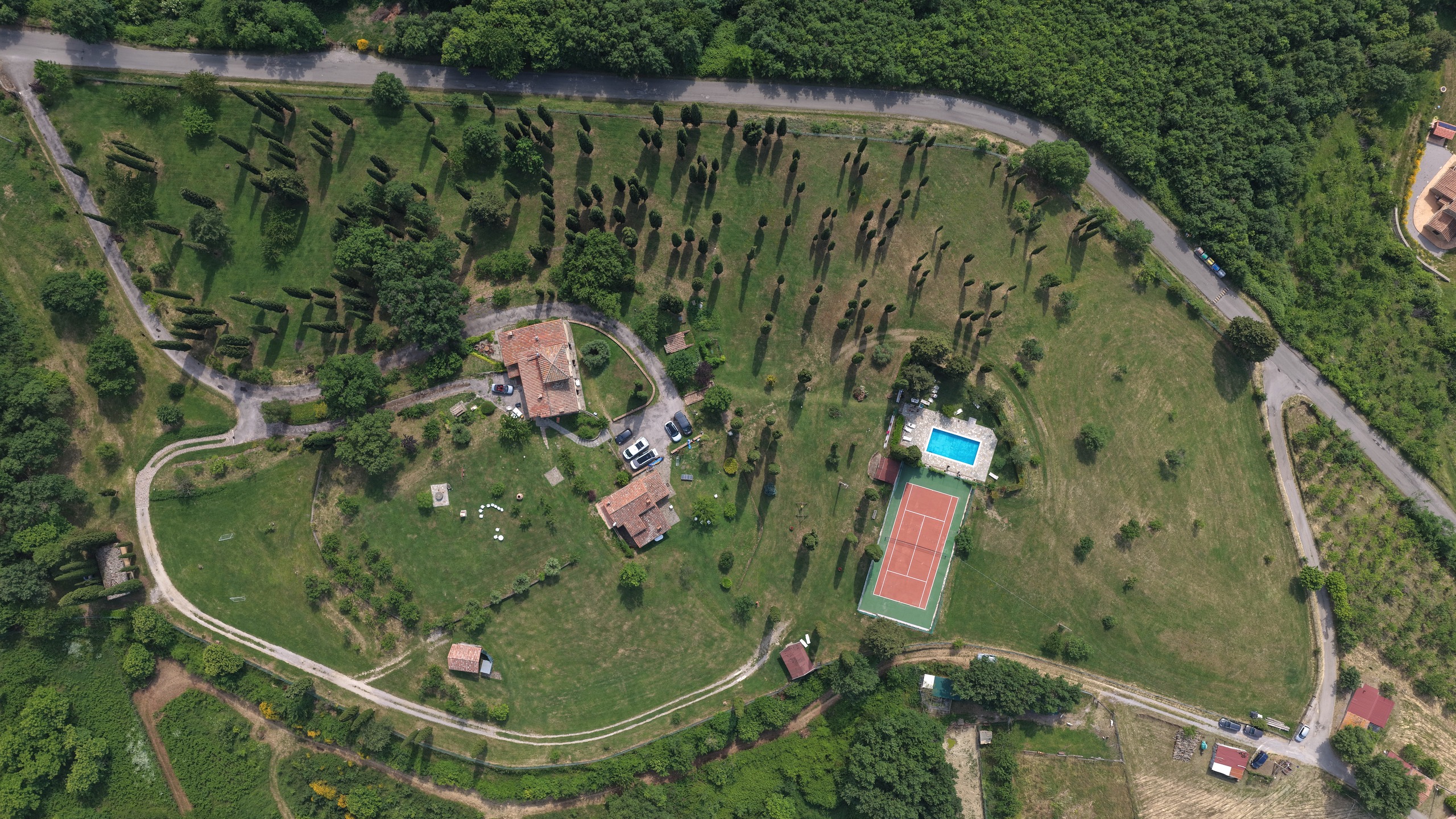 Luftaufnahme der toskanischen Villa mit Pool und Zypressen, Ort des Filmcamps