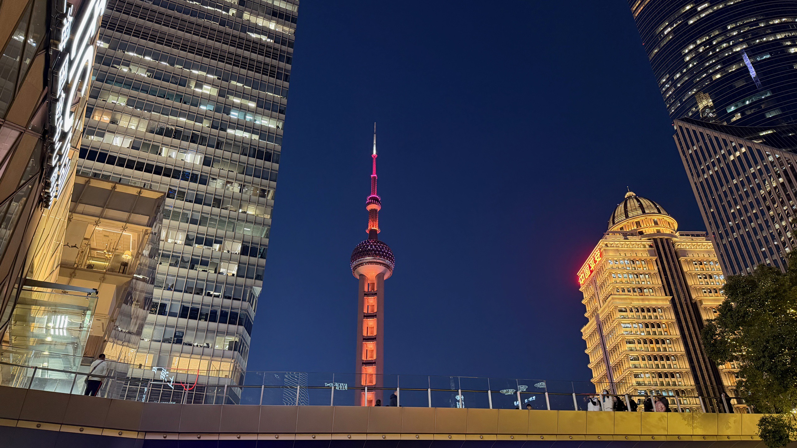 Nanjing Road – Shanghai als Strom aus Licht und Menschen.