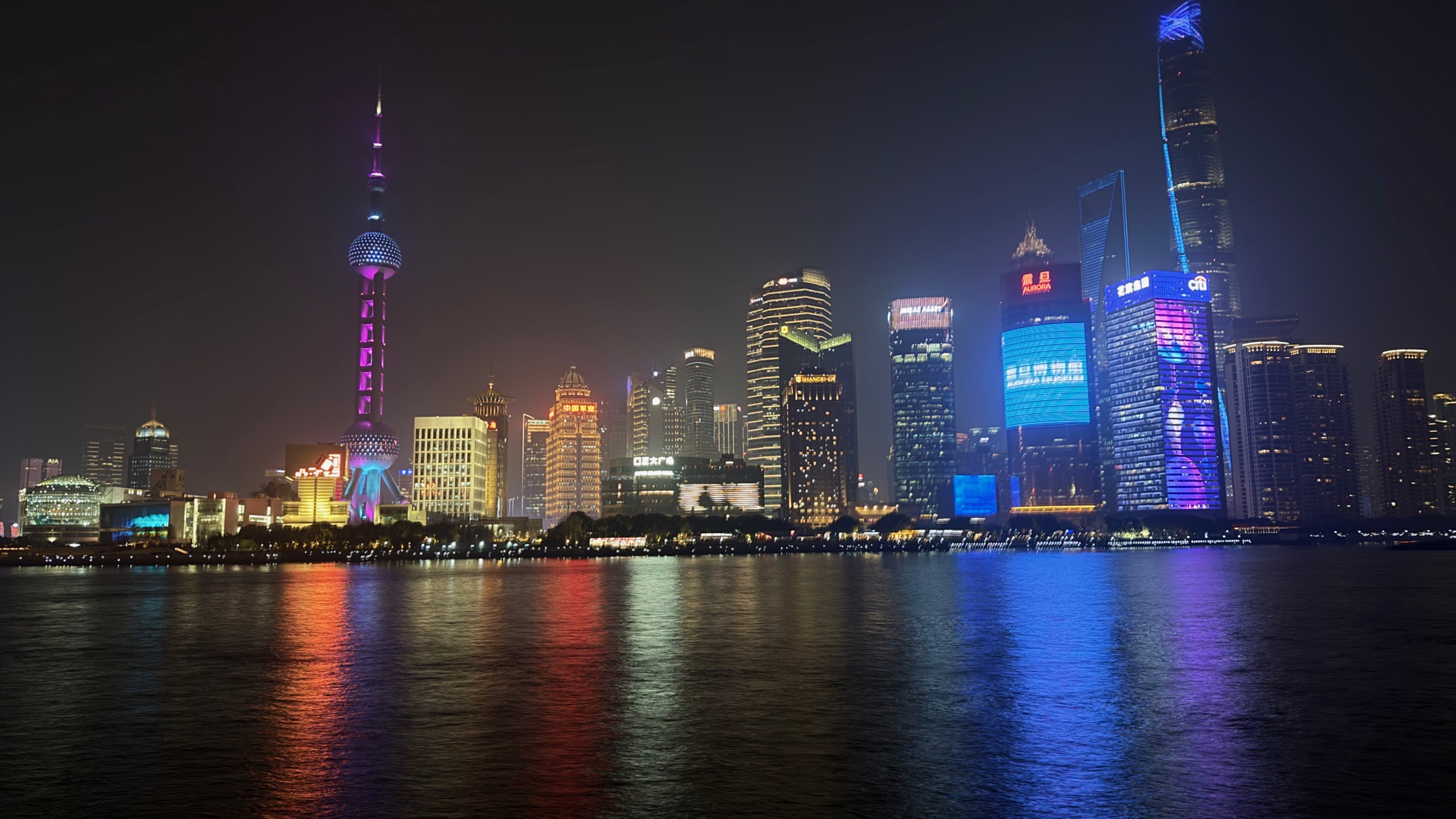 The Bund zur Blue Hour – Pudong beginnt zu brennen.