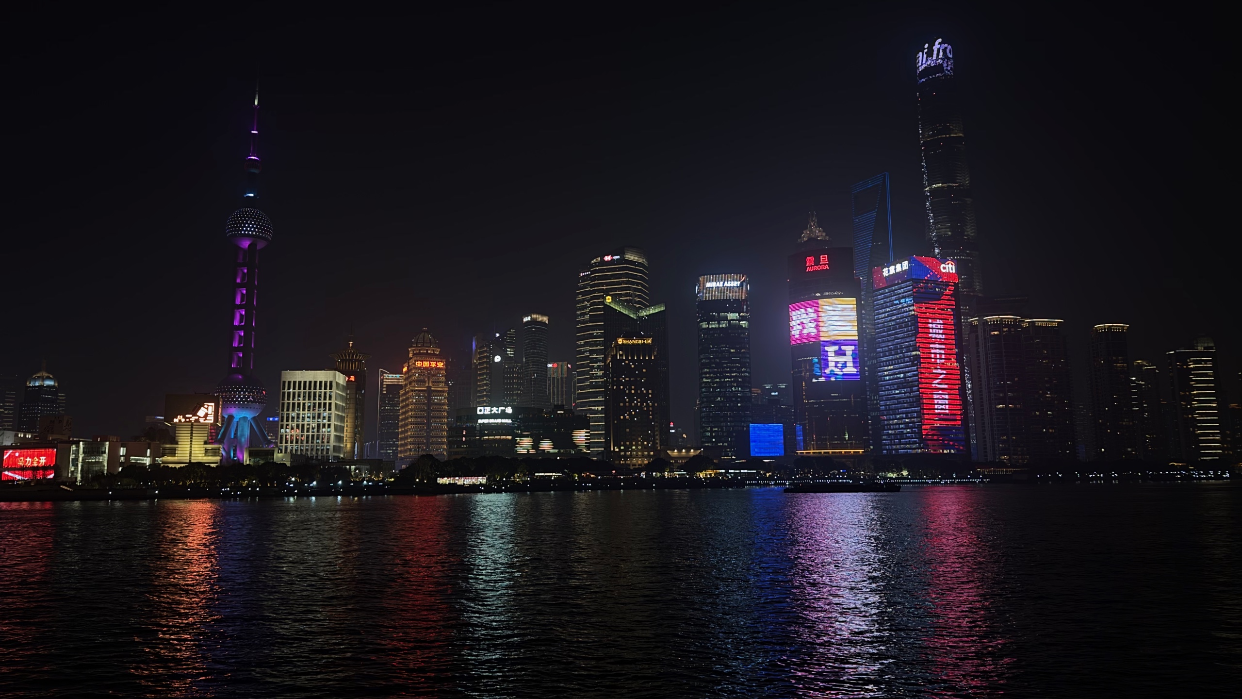 Shanghai Neon Nights – Pudong-Skyline zur blauen Stunde