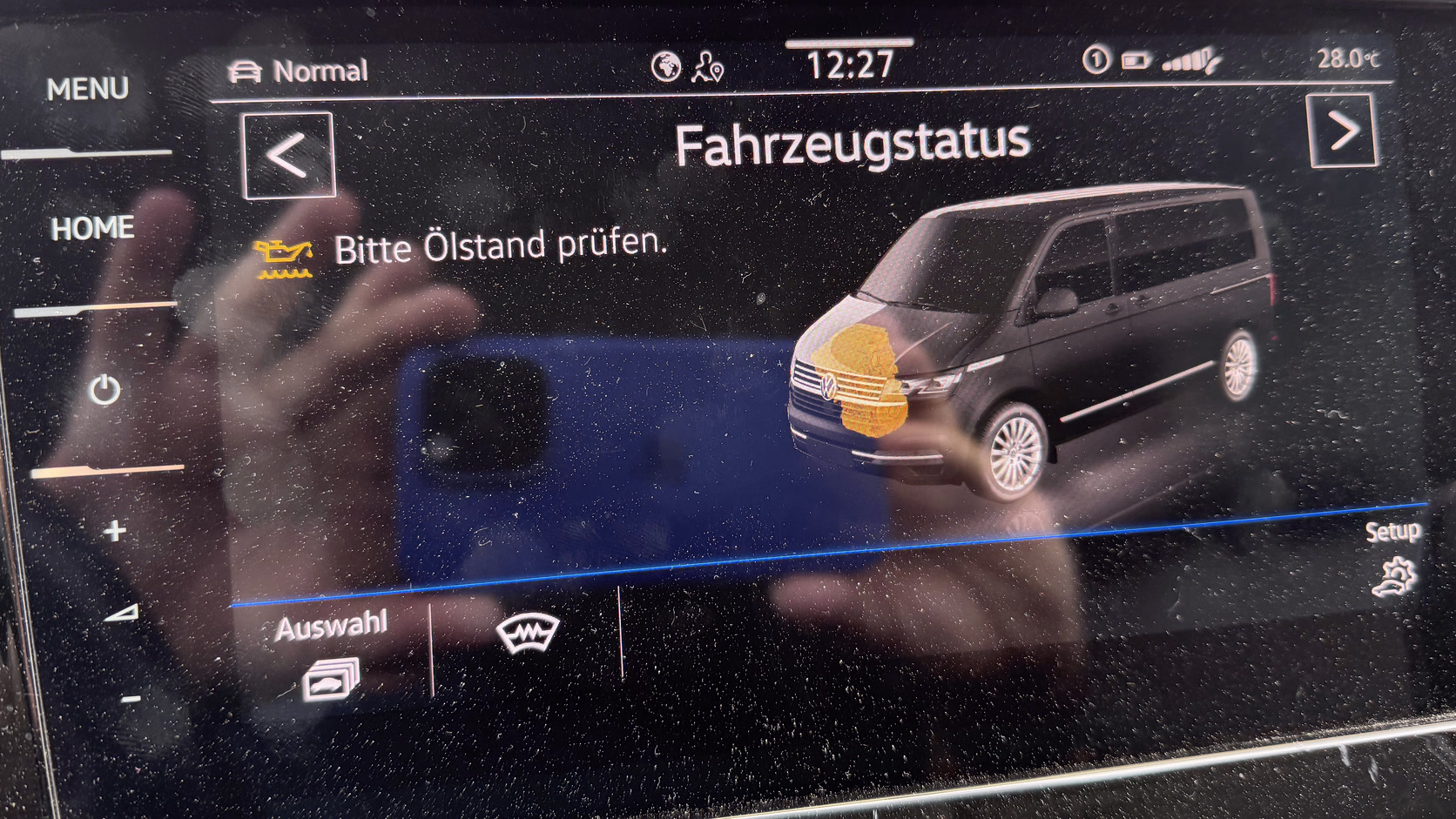 Das Display im Bus zeigt die Meldung: Bitte Ölstand prüfen.
